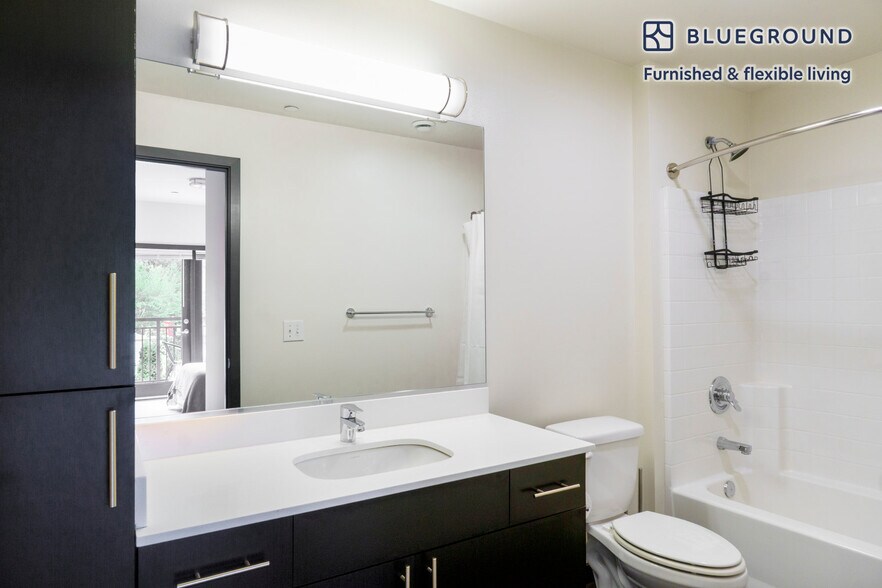 Building Photo - 15566 NE 22 Pl