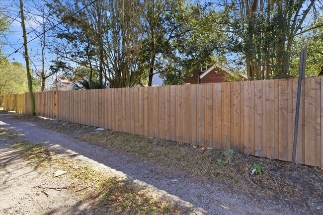 Building Photo - Move-In Ready 3BR/1.5BA Home with Private Backyard