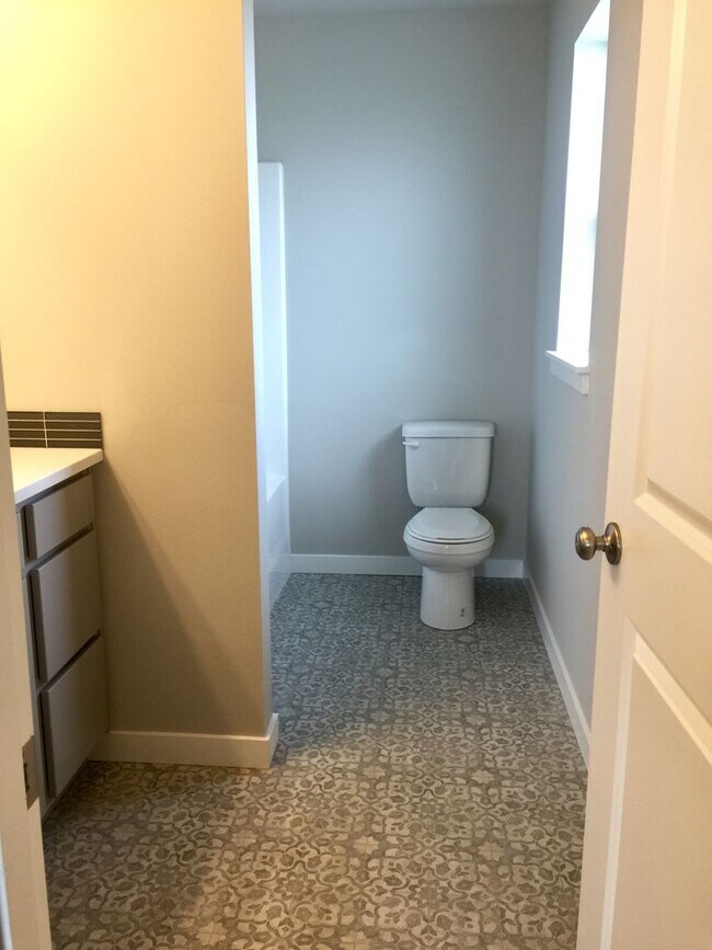 Building Photo - Beautiful 3 Bedroom Duplex with Garage!