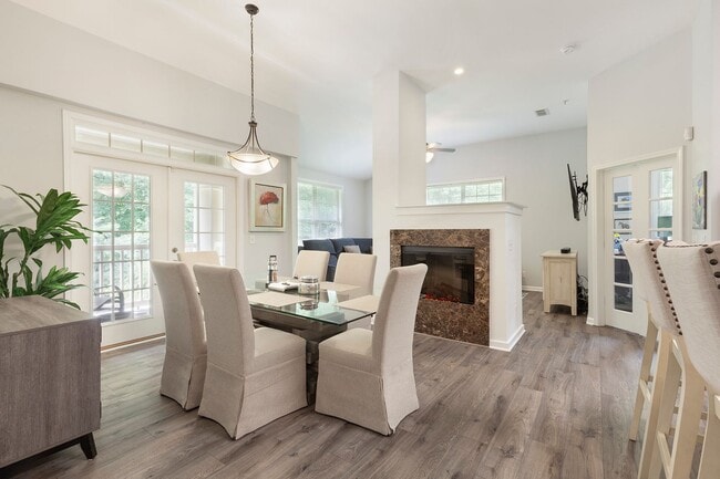 Building Photo - Gorgeous 3/2 Top Floor Condo w/ Private Vi...