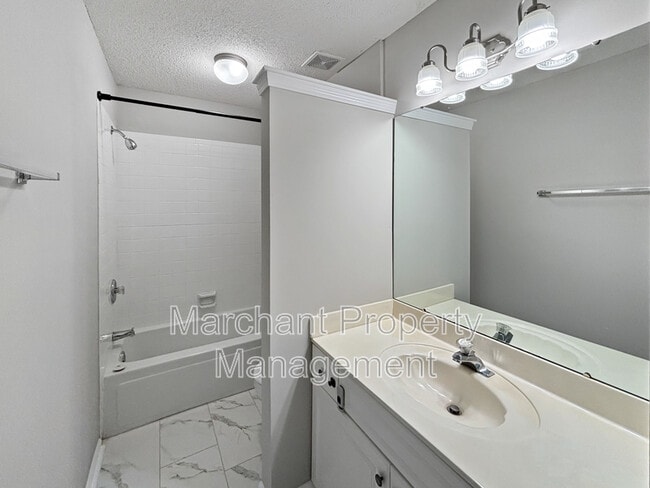 Building Photo - 6 Twickenham Dr