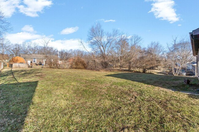 Building Photo - 3 Bedroom Dog Friendly Home For Rent!
