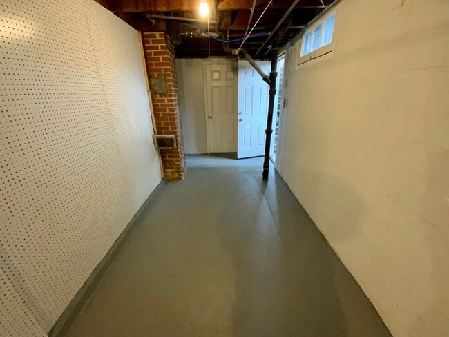 Building Photo - Beautiful Townhouse with Fenced Yard, Garage, and AC