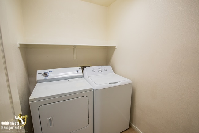 Building Photo - Spacious Two-Story 5Bdm 2.5Ba Home with Private Backyard in Summerlin.