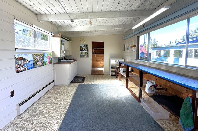 Building Photo - Beautiful Rambler in Gated Camaloch Golf c...
