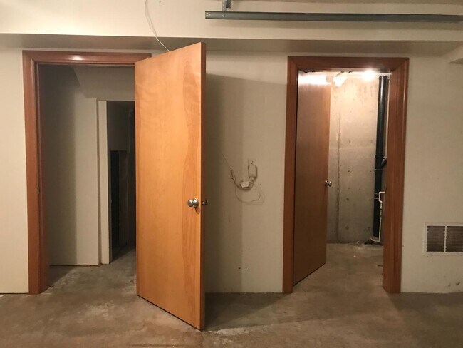 Building Photo - 3911 NE 9th Ave