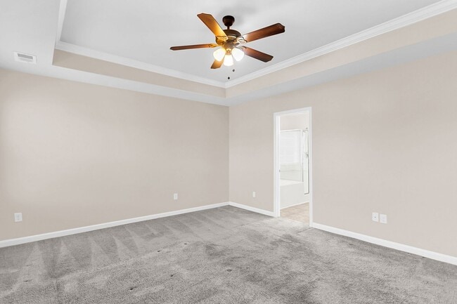Building Photo - Convenient Location with Modern Amenities