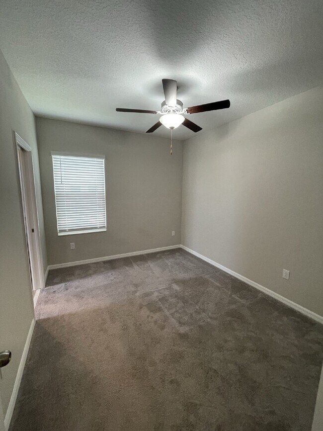 Building Photo - "Charming 3-Bedroom Wesley Chapel Home with Granite Finishes & Spacious 1,807 Sq Ft great Layout....