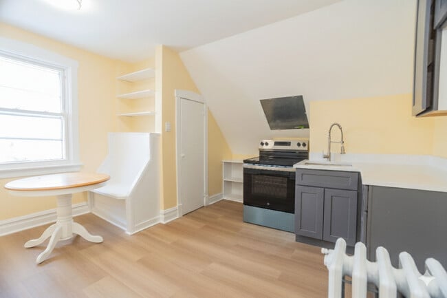 Building Photo - 1330 W Norwood St