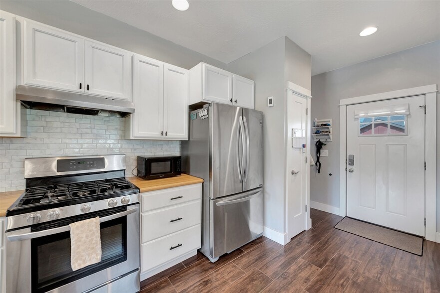 Building Photo - 365 Hiberta St