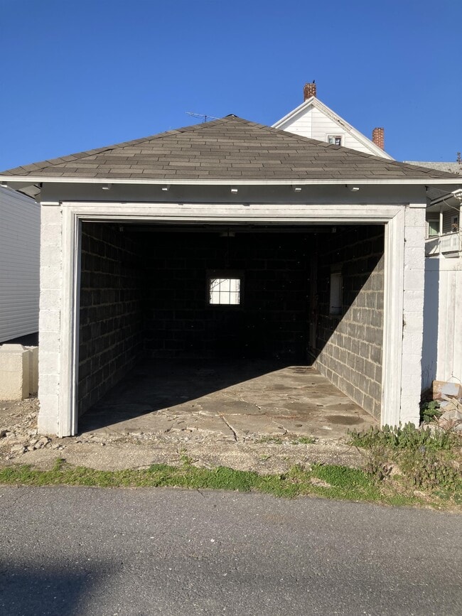 Building Photo - 814 Bridge St