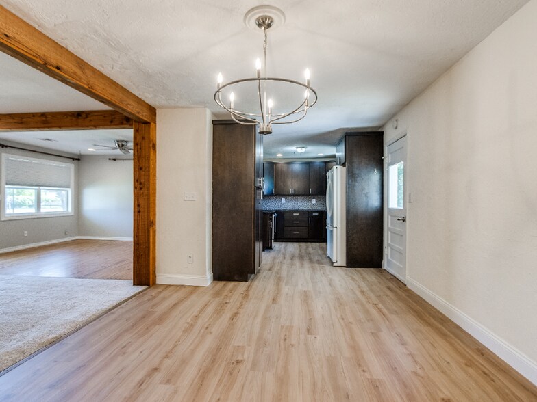 Building Photo - 11026 E Draper Ave