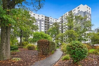 Building Photo - B I G Apartment with Balcony! High Up! Gym...