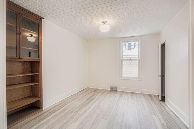 Building Photo - 84 Isabel St W