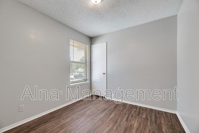 Building Photo - 2212 Windhurst Dr