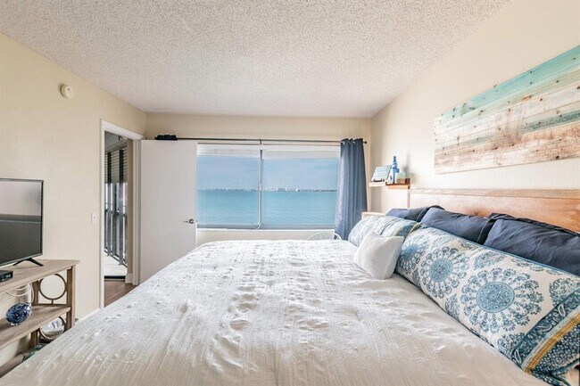 Building Photo - 5541 Del Sol Blvd