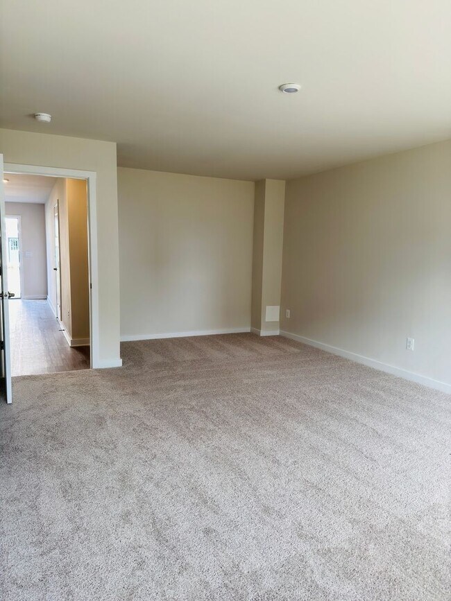 Building Photo - Brand New 4 Bed 3.5 Bath End Unit Townhome in Inwood