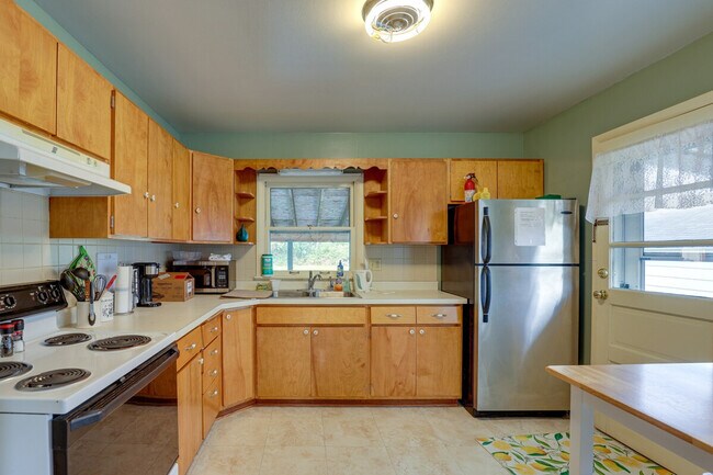 Building Photo - 2 Deo St