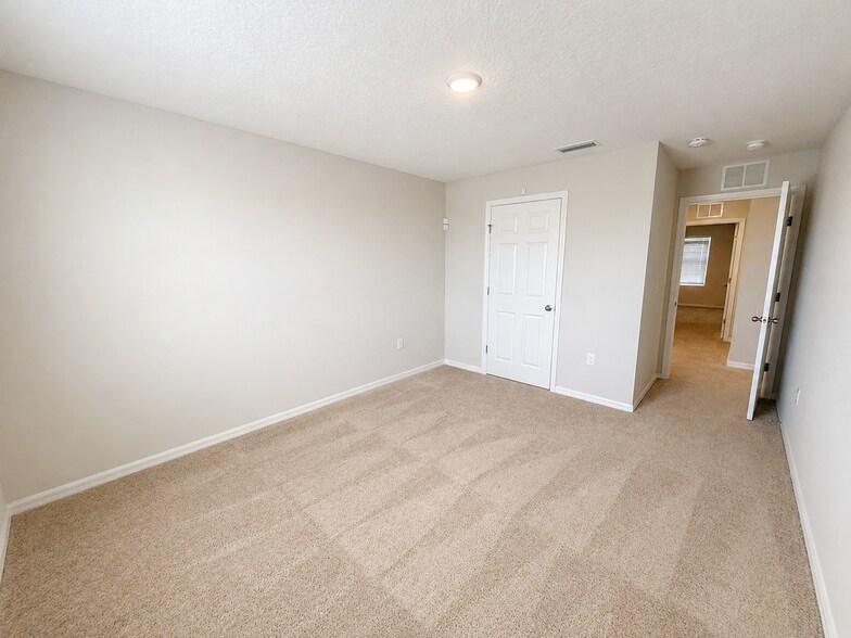 Building Photo - 1305 Current Pl