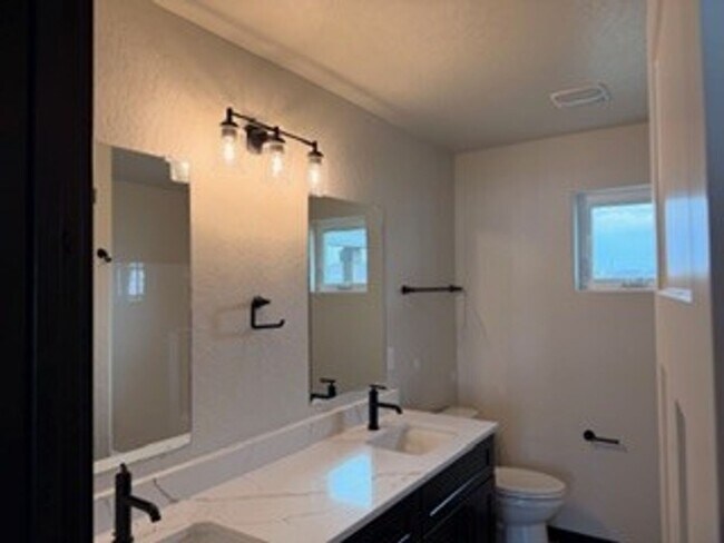 Building Photo - 12037 N Lennon Ln
