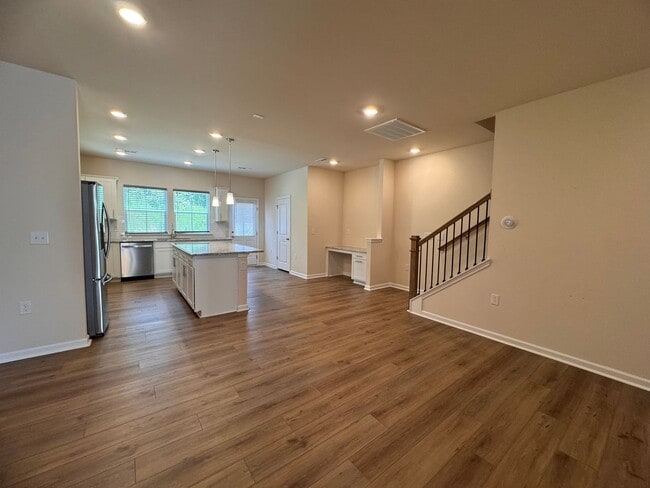 Building Photo - 3BR 2.5BA Townhome