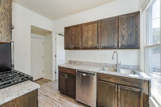 Building Photo - 1115 1/2 4th Street NE