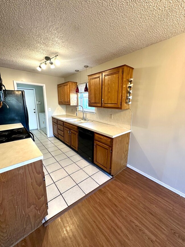 Building Photo - Don't Miss This Charming and Spacious 3 Be...