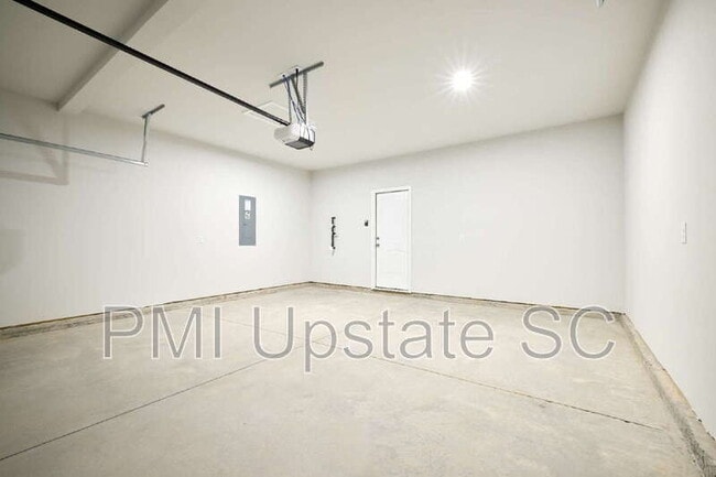 Building Photo - 405 Mariene Dr