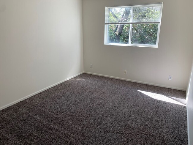 Building Photo - 1350 Alder Dr