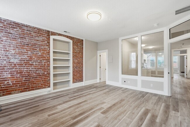 Building Photo - 7 Maple St