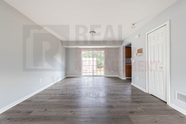 Building Photo - Beautifully maintained 3 Bed 2 Bath Home i...