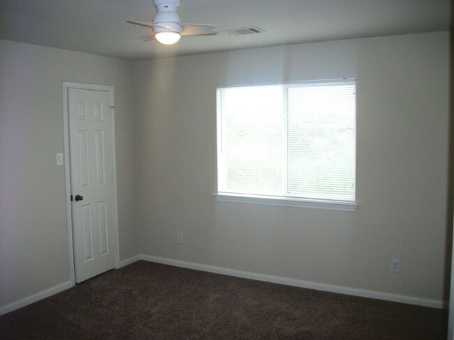 Building Photo - BEAUTIFUL HOME IN A GATED COMMUNITY!