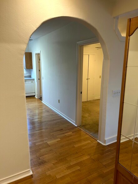 Building Photo - 607 Upson St