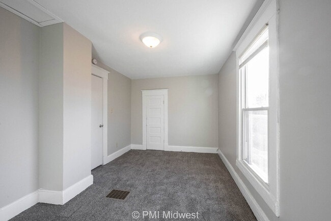 Building Photo - 323 W 40th St