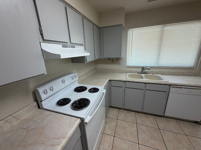 Building Photo - 3 Bed 2 Ba Condo