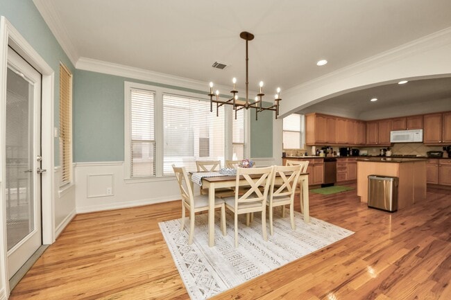 Building Photo - 825 Rosine St