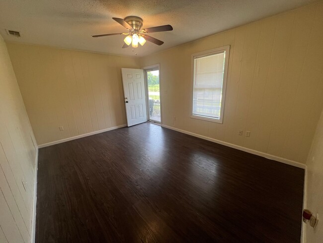 Building Photo - 2 Bedroom 1 Bathroom Duplex in Winterville!