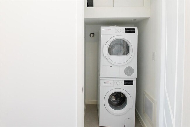 Building Photo - 4820 Caroline St