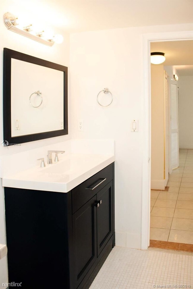 Building Photo - 1 br, 2 bath  - 5750 Collins Ave # 12