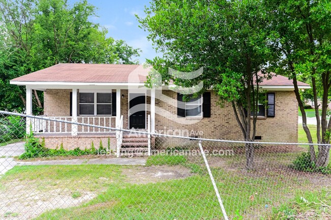 Building Photo - 411 Petunia Ave