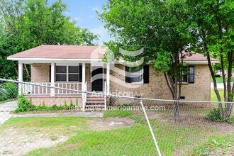 Building Photo - 411 Petunia Ave