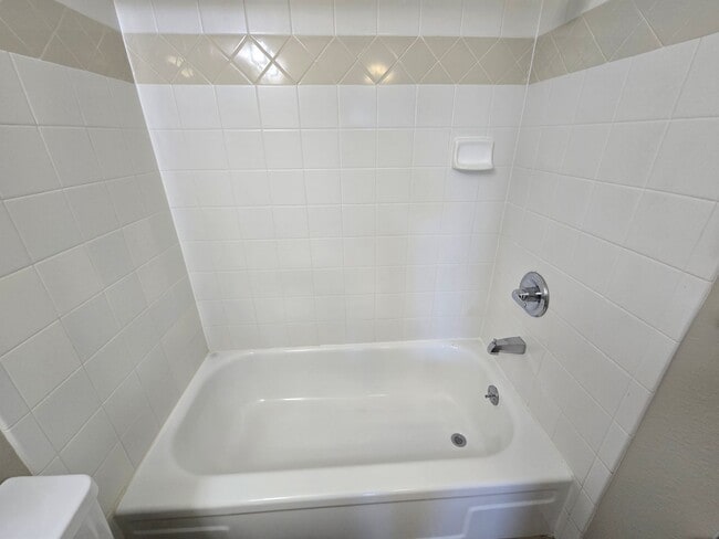 Building Photo - Sunny and Fresh One Bedroom Condo Available For Rent in Louisville!