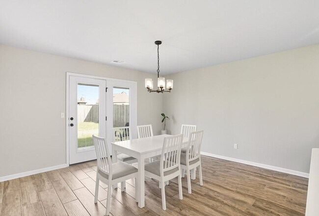 Building Photo - Like new, Move in Ready.