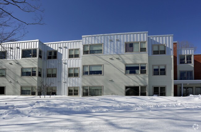 Building Photo - Oak Leaf 2