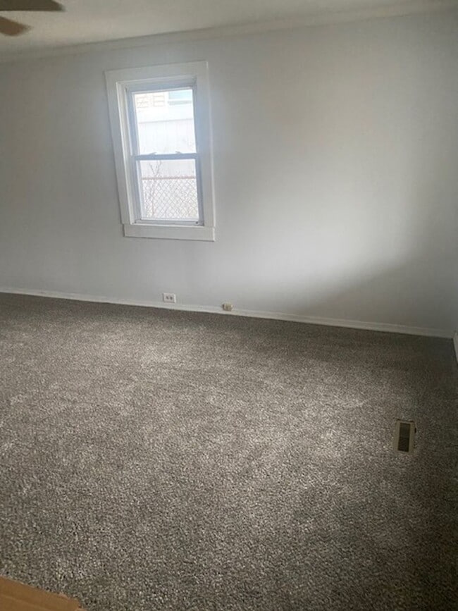 Building Photo - 2 bed 1 bath