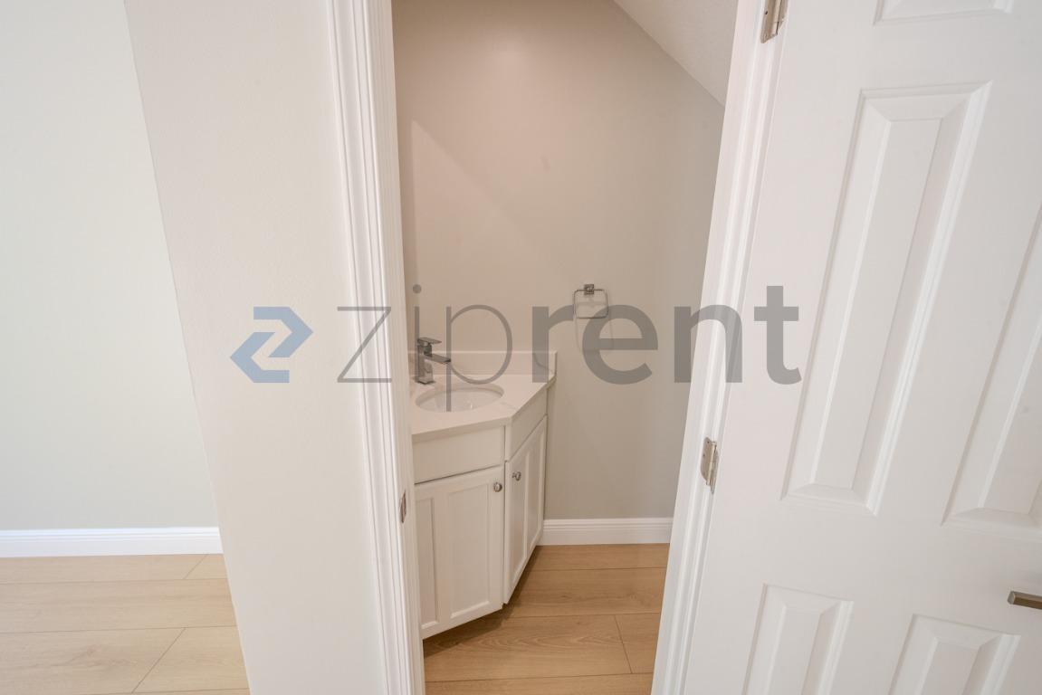 Building Photo - Unit A