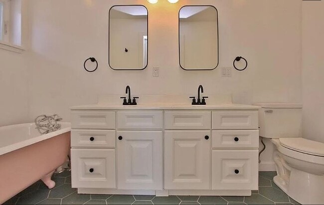 Building Photo - Style, comfort, & convenience---perfectly packaged!