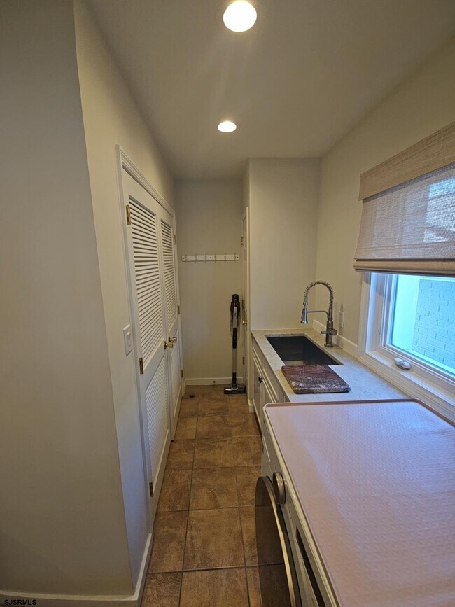 Building Photo - 107 S Dover Ave