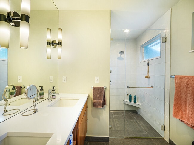 Building Photo - 1936 Crestview Dr