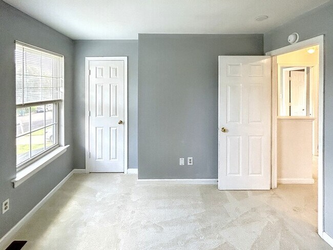Building Photo - 6432 Goldenrod Ct